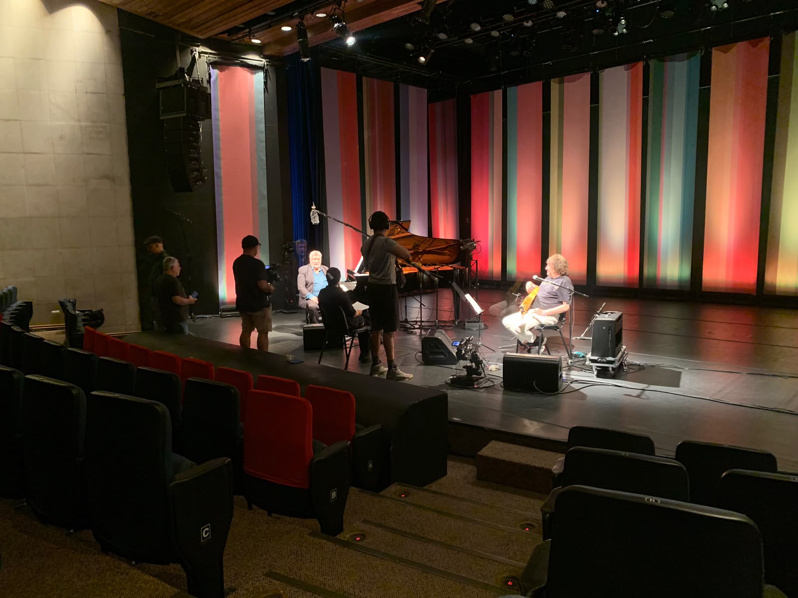 Gravação de especial musical em teatro com equipe em cena